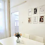 Petibo - Kazinczy 10., A/c, Location Downtown Apartmán