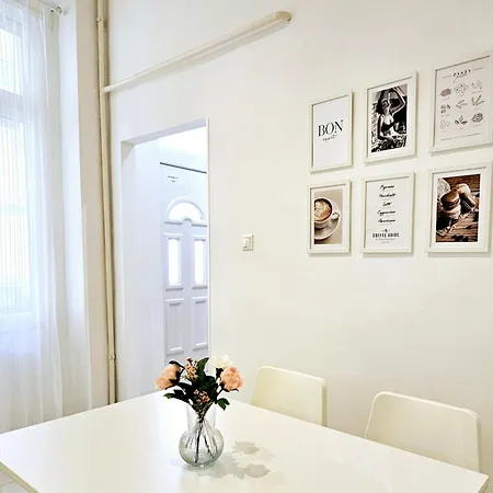 Petibo - Kazinczy 10., A/c, Location Downtown Apartment